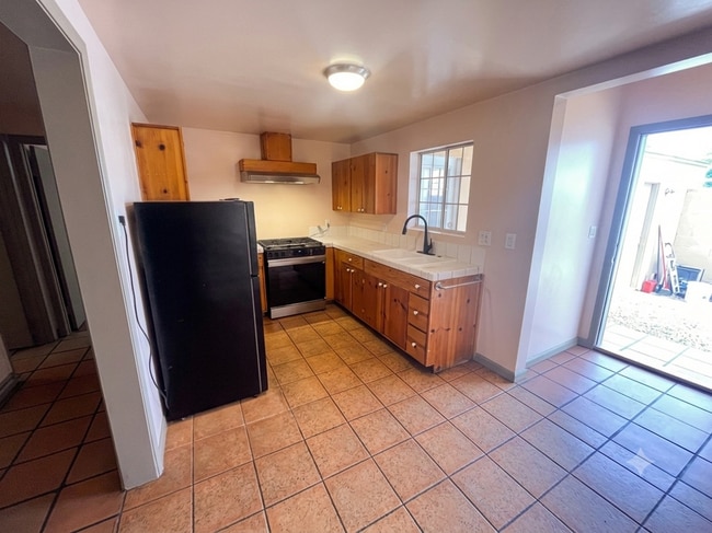 property at 728 Glenoaks Blvd
