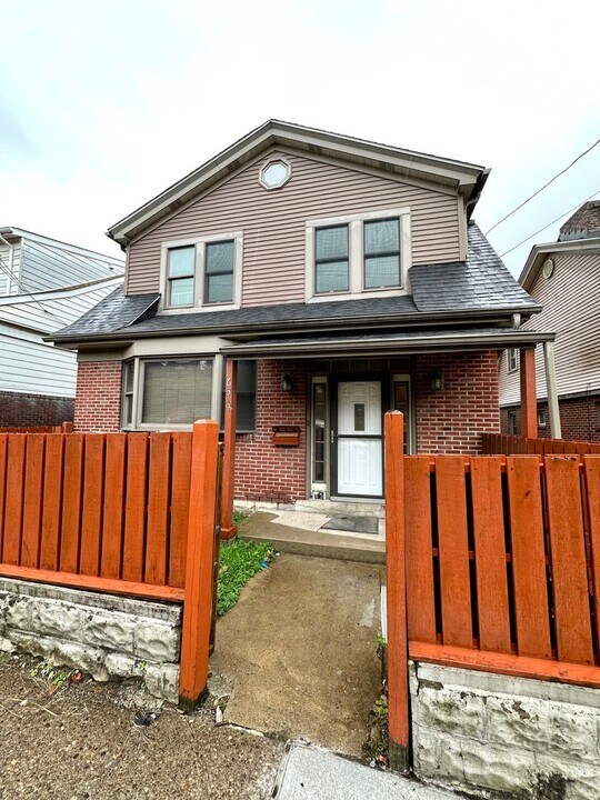 638 Hazelwood Ave in Pittsburgh, PA - Building Photo