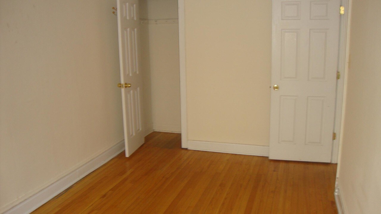 2477 W Gunnison St in Chicago, IL - Building Photo
