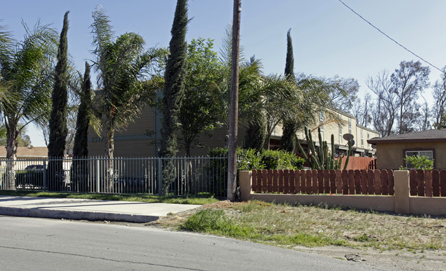 15177 Washington Dr in Fontana, CA - Building Photo - Building Photo