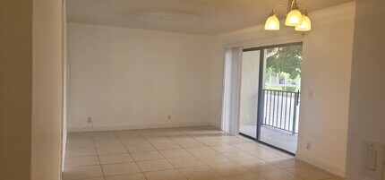 1523 Lake Crystal Dr in West Palm Beach, FL - Building Photo - Building Photo