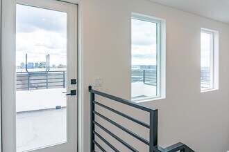 525 Normandie Ave in Los Angeles, CA - Building Photo - Building Photo