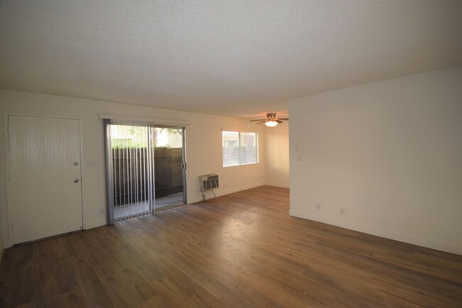 6115 Whitsett Ave, Unit 109 in Los Angeles, CA - Foto de edificio - Building Photo