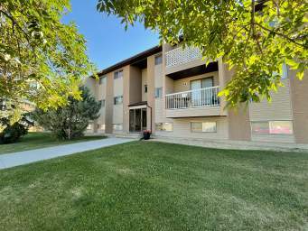 Pinecrest Apartments in Stettler, AB - Building Photo