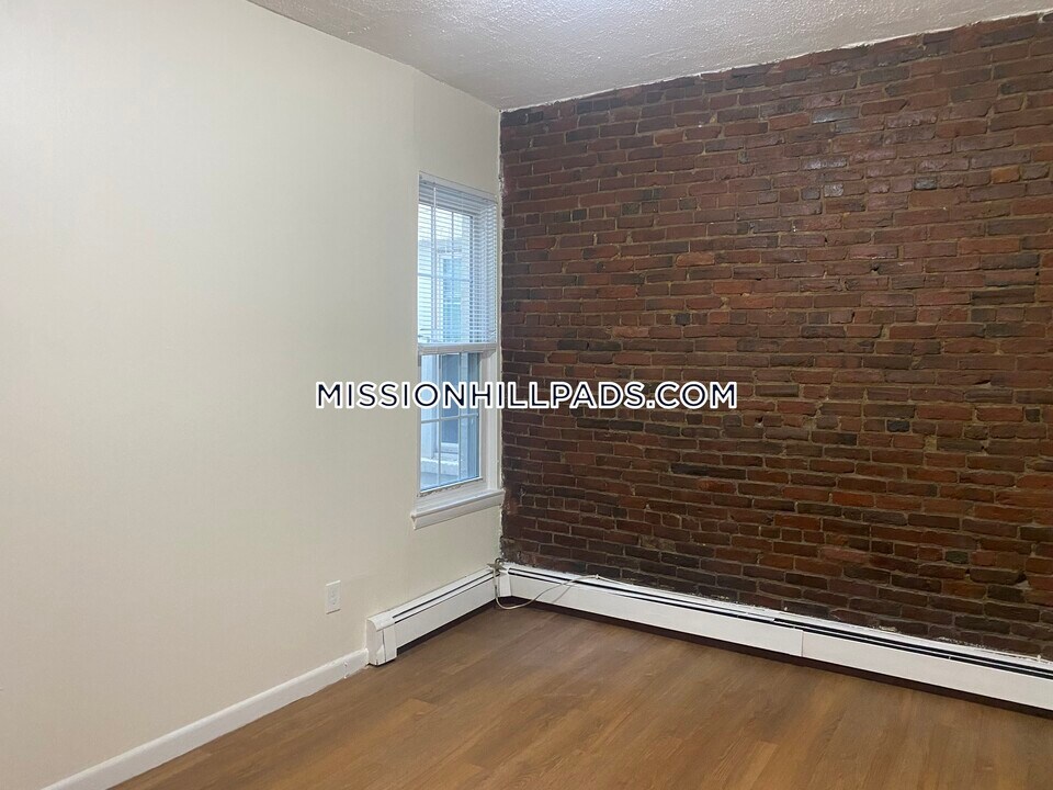 46 S Huntington Ave in Boston, MA - Building Photo