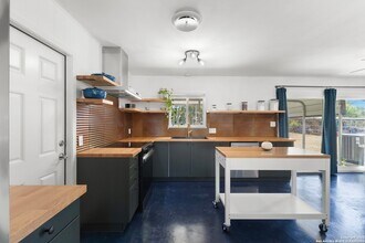 1228 Rivercrest Dr in New Braunfels, TX - Foto de edificio - Building Photo