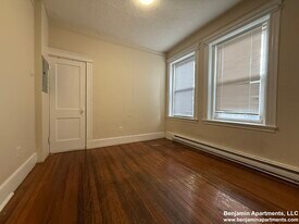 883 Huntington Ave, Unit 11 in Boston, MA - Building Photo