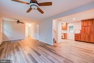 402 Larchwood Ave in Trevose, PA - Building Photo