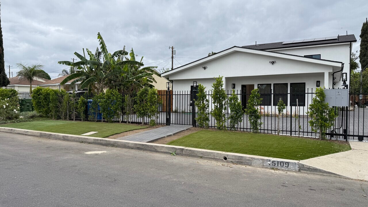 15109 Leadwell St, Unit 15111 in Van Nuys, CA - Building Photo