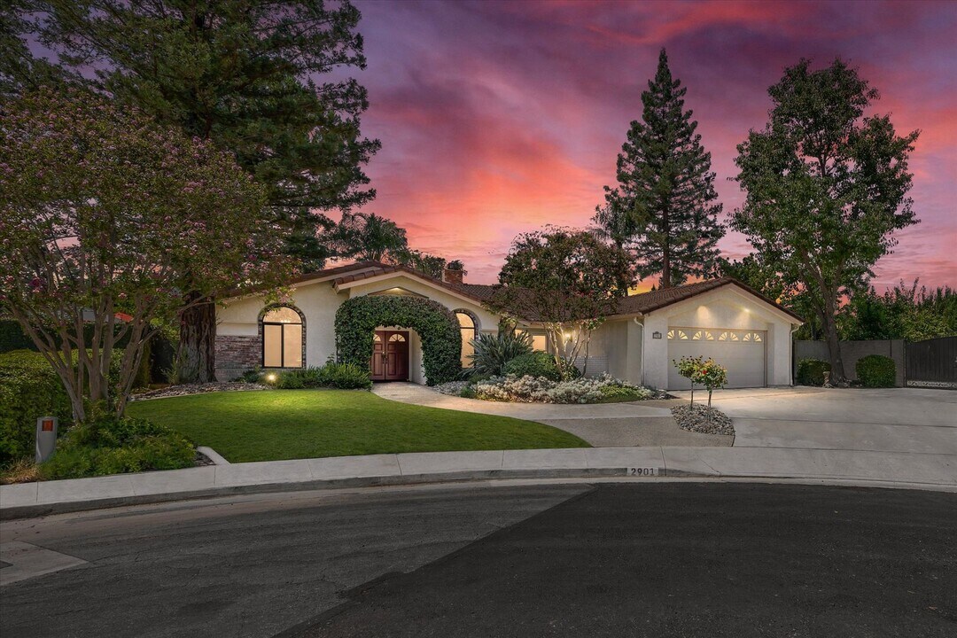 2901 Loveland Way in Bakersfield, CA - Building Photo