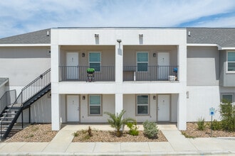 Emerald Valley Apartments in Laredo, TX - Building Photo - Building Photo