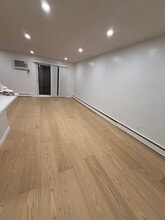 30 Bay 37th St, Unit 3 in Brooklyn, NY - Foto de edificio - Building Photo