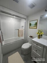 14 Mt Hood Rd, Unit 2 in Boston, MA - Foto de edificio - Building Photo