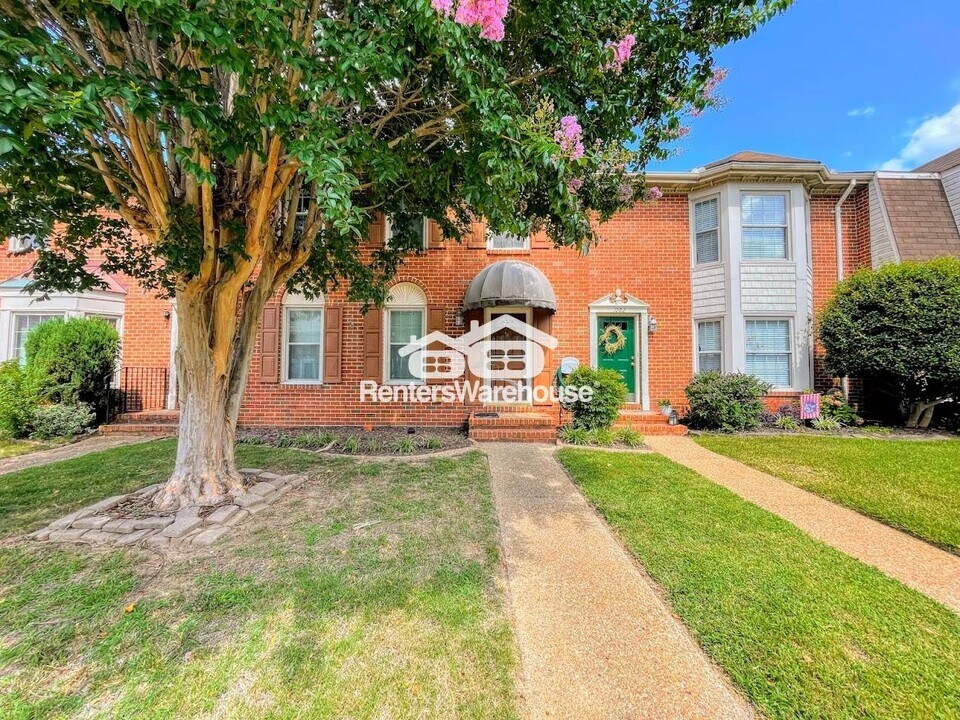 1004 Tottenham Ln in Virginia Beach, VA - Building Photo