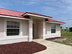 180 Rotonda Blvd W in Rotonda West, FL - Building Photo - Building Photo
