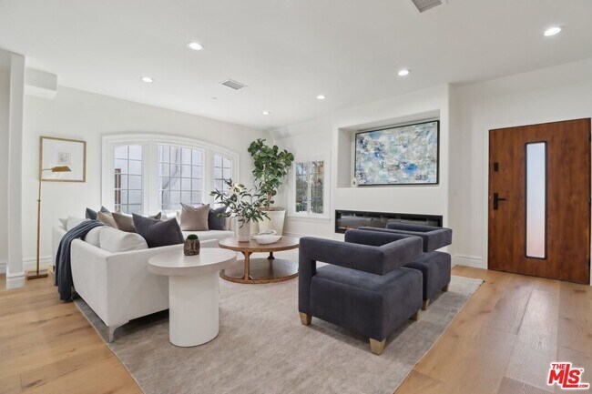 property at 916 S Rimpau Blvd