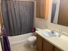 1008 Hackberry Dr in Marshall, MN - Foto de edificio - Building Photo