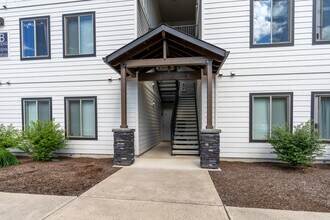 Somerset Ridge Apartments in Albany, OR - Building Photo - Building Photo
