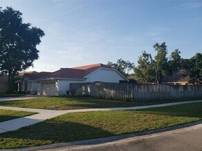 6639 Hatteras Dr in Greenacres, FL - Building Photo - Building Photo