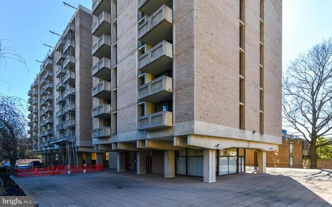 240 M St SE, Unit 109 in Washington, DC - Building Photo - Building Photo