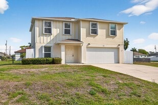 921 Jacaranda Pkwy E in Cape Coral, FL - Building Photo