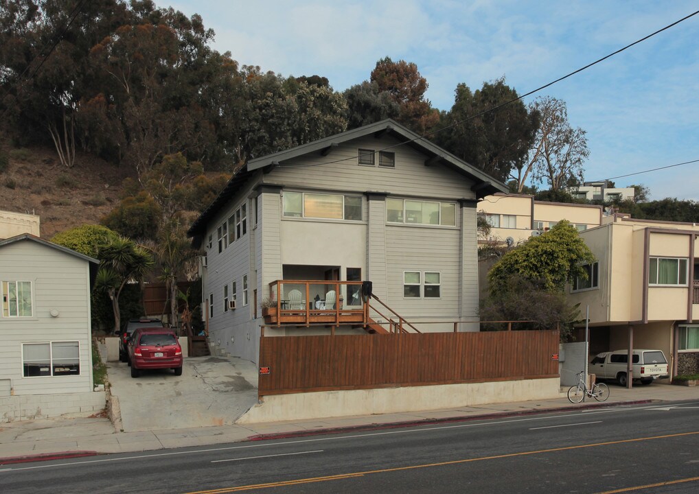 117 W Channel Rd in Santa Monica, CA - Building Photo