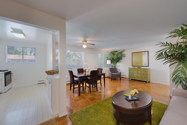 Layton Hall Apartments in Fairfax, VA - Foto de edificio - Building Photo