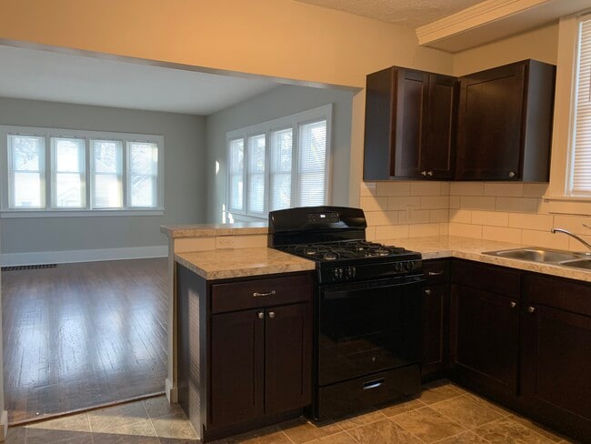 517 Brenner St NE in Grand Rapids, MI - Foto de edificio - Building Photo