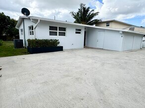 350 Cypress Dr in West Palm Beach, FL - Building Photo - Building Photo