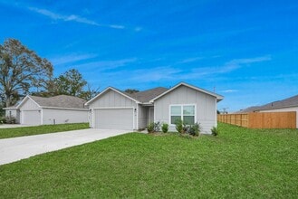 195 S Colbert St in Dayton, TX - Building Photo - Building Photo