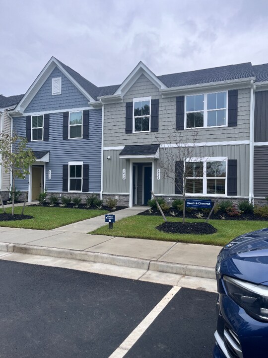 532 Destination Way in Sandston, VA - Foto de edificio