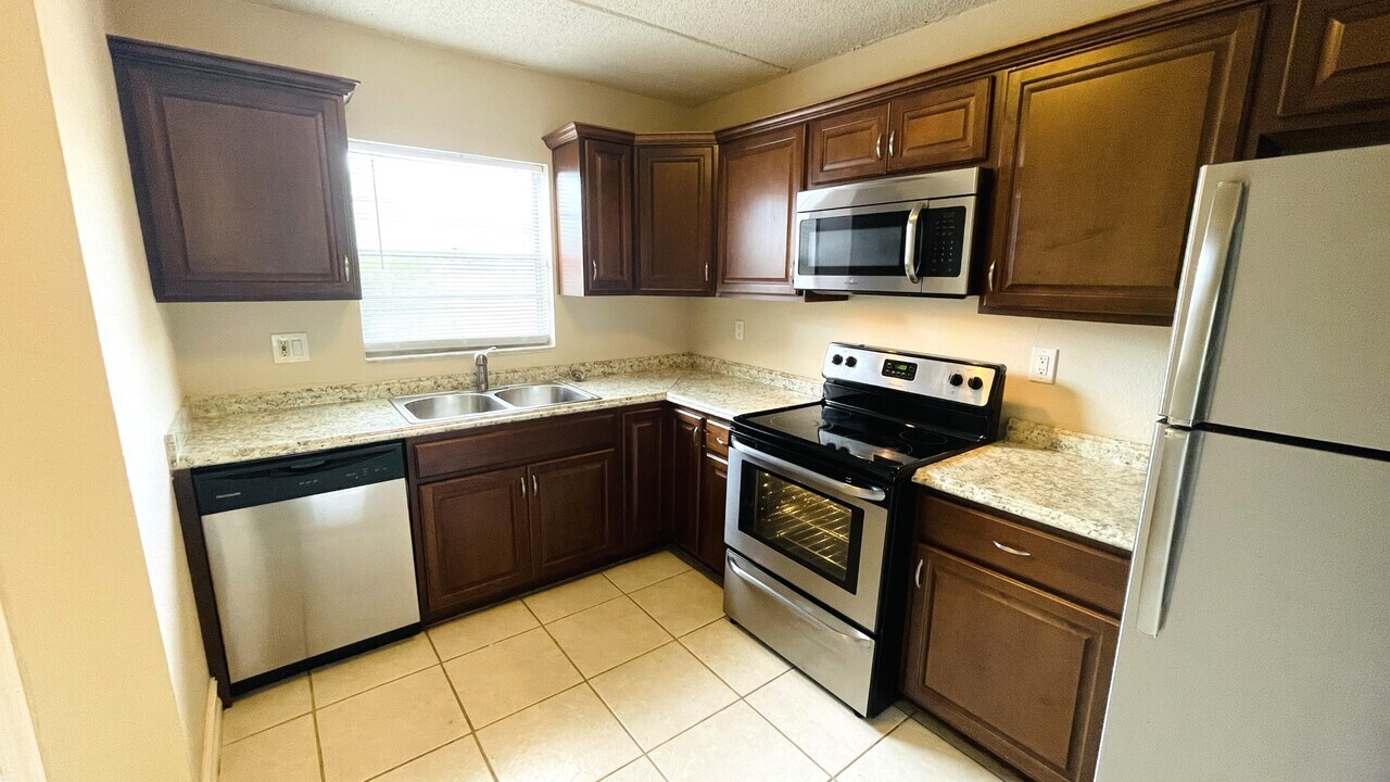 2860 Somerset Park Dr in Tampa, FL - Building Photo