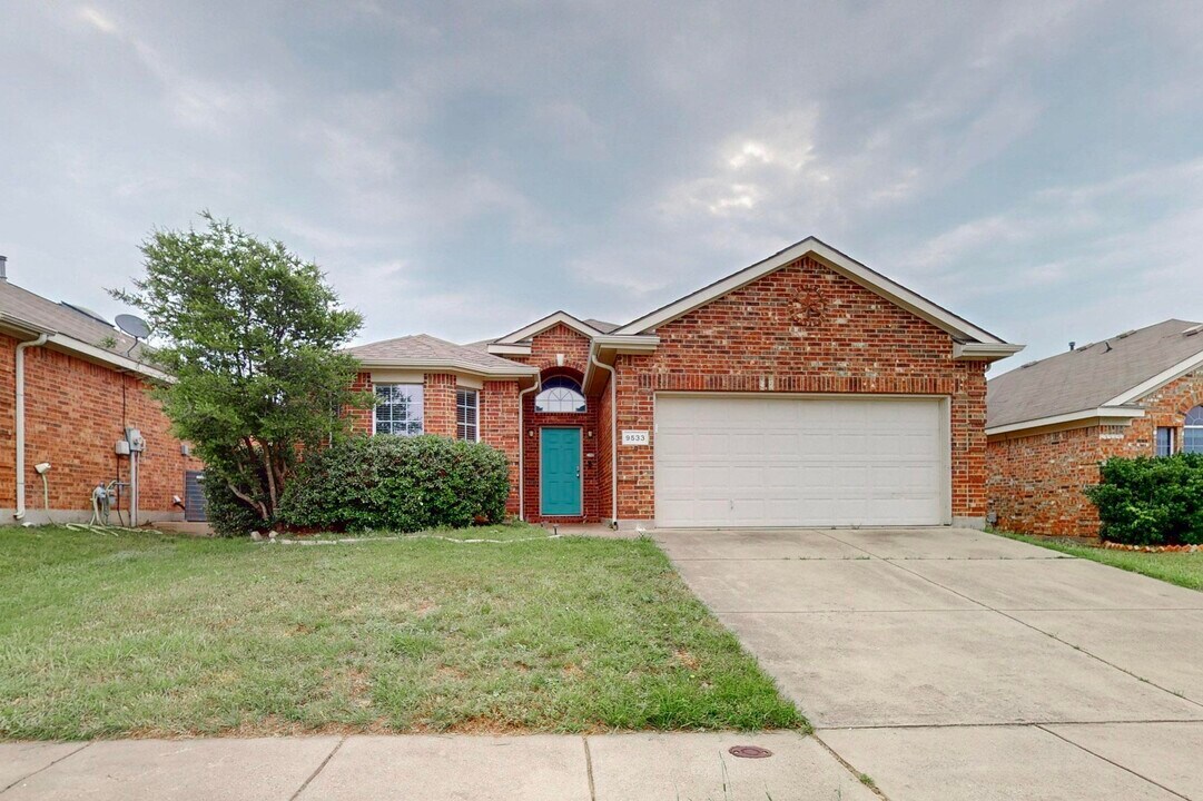 9533 Willow Branch Way in Crowley, TX - Building Photo
