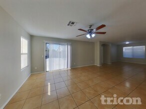 8123 W Hammond Ln, Unit A in Phoenix, AZ - Foto de edificio - Building Photo