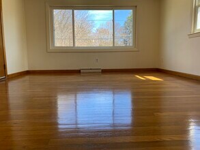 948 School St, Unit 2 in Webster, MA - Foto de edificio - Building Photo
