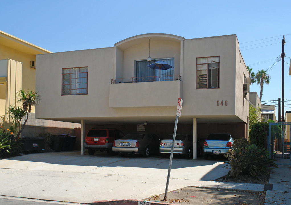 546 N Kings Rd in Los Angeles, CA - Building Photo