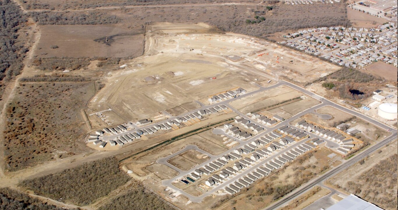 Crescent Hills in San Antonio, TX - Building Photo