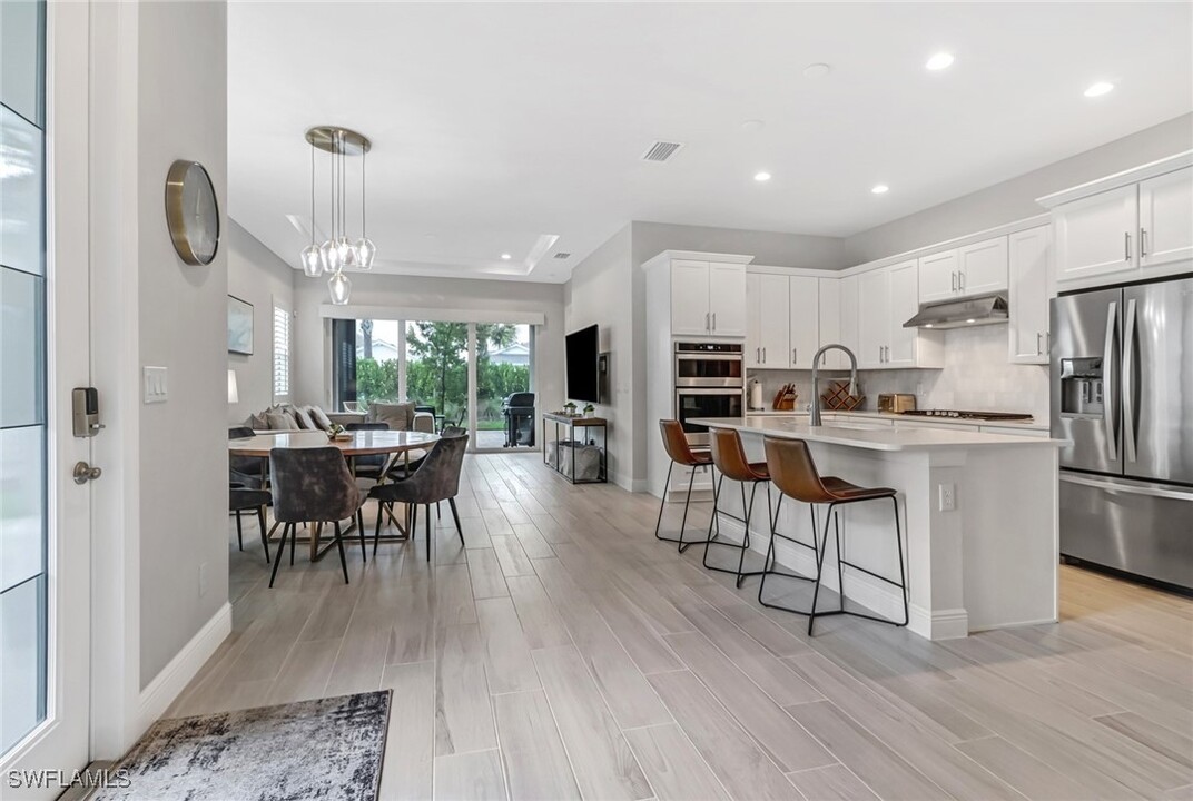 9032 St Lucia Dr in Naples, FL - Building Photo