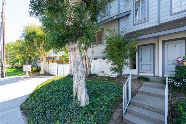 789 W 18th St in Costa Mesa, CA - Building Photo - Building Photo