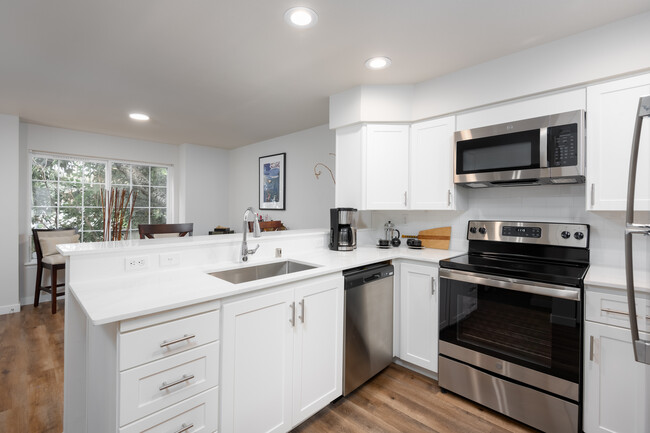 Water's Edge Townhomes in Tacoma, WA - Building Photo - Interior Photo