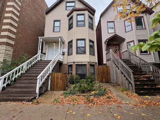 property at 1140 W Roscoe St