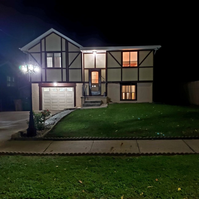 6407 Carpenter Ave in Windsor Heights, IA - Foto de edificio - Building Photo