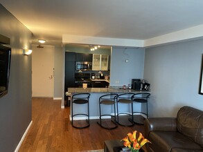 400 E Randolph St, Unit 2402 in Chicago, IL - Foto de edificio - Building Photo