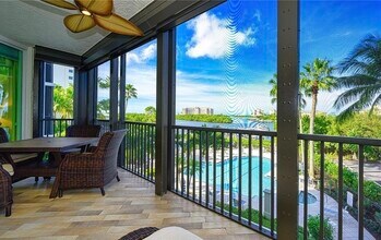 430 Cove Tower Dr in Naples, FL - Building Photo - Building Photo