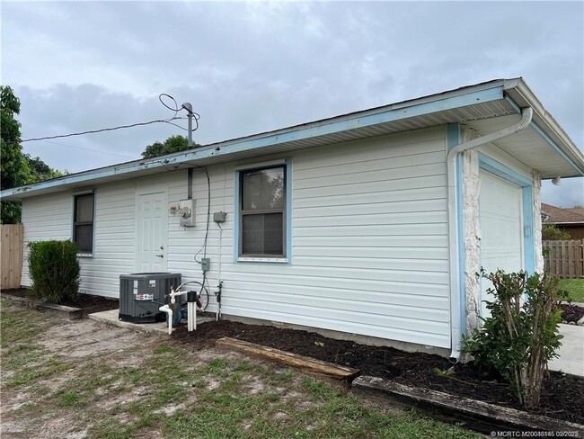 property at 160 SE Lakehurst Dr