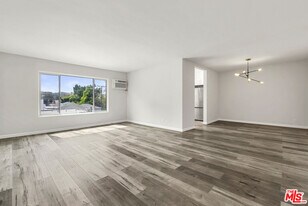 645 Westmount Dr in West Hollywood, CA - Building Photo