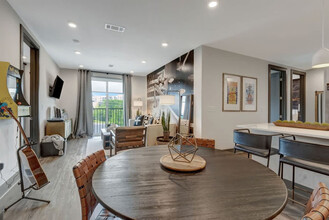 65 Lindsley Ave in Nashville, TN - Foto de edificio - Building Photo