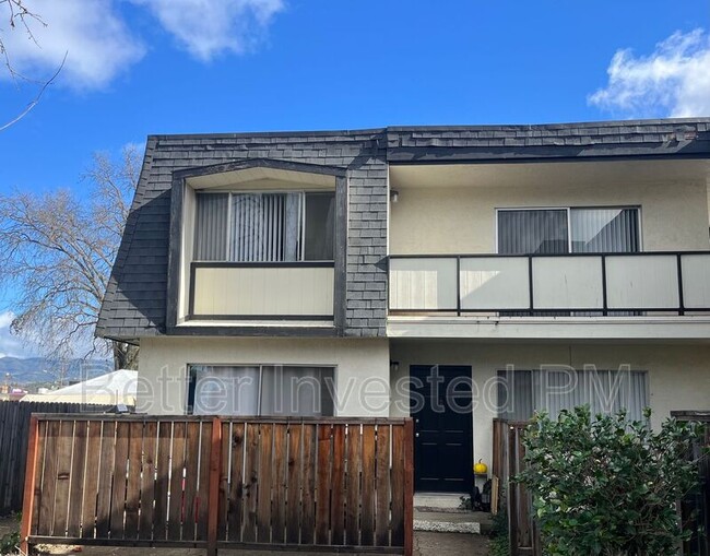 857 S Oak St in Ukiah, CA - Building Photo - Building Photo