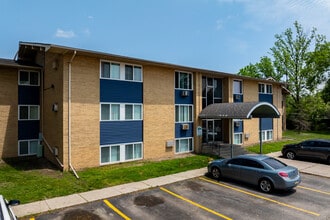 The Poplars Apartments in Saginaw, MI - Foto de edificio - Building Photo
