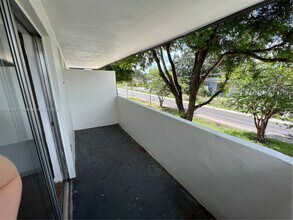 465 S Royal Poinciana Blvd, Unit 1B in Miami Springs, FL - Foto de edificio - Building Photo